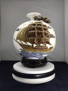 Thuyền đắp nổi trắng