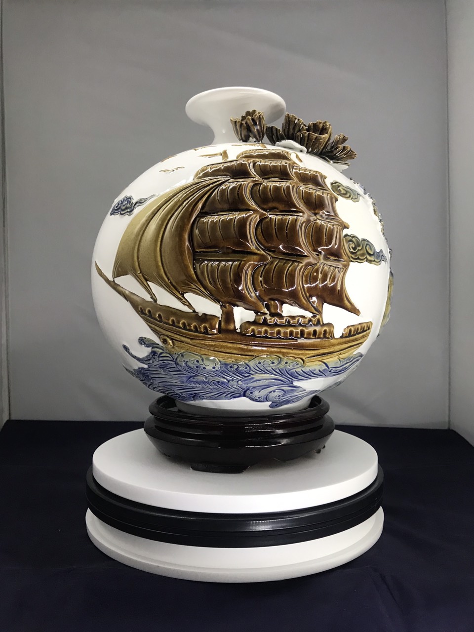 Thuyền đắp nổi trắng